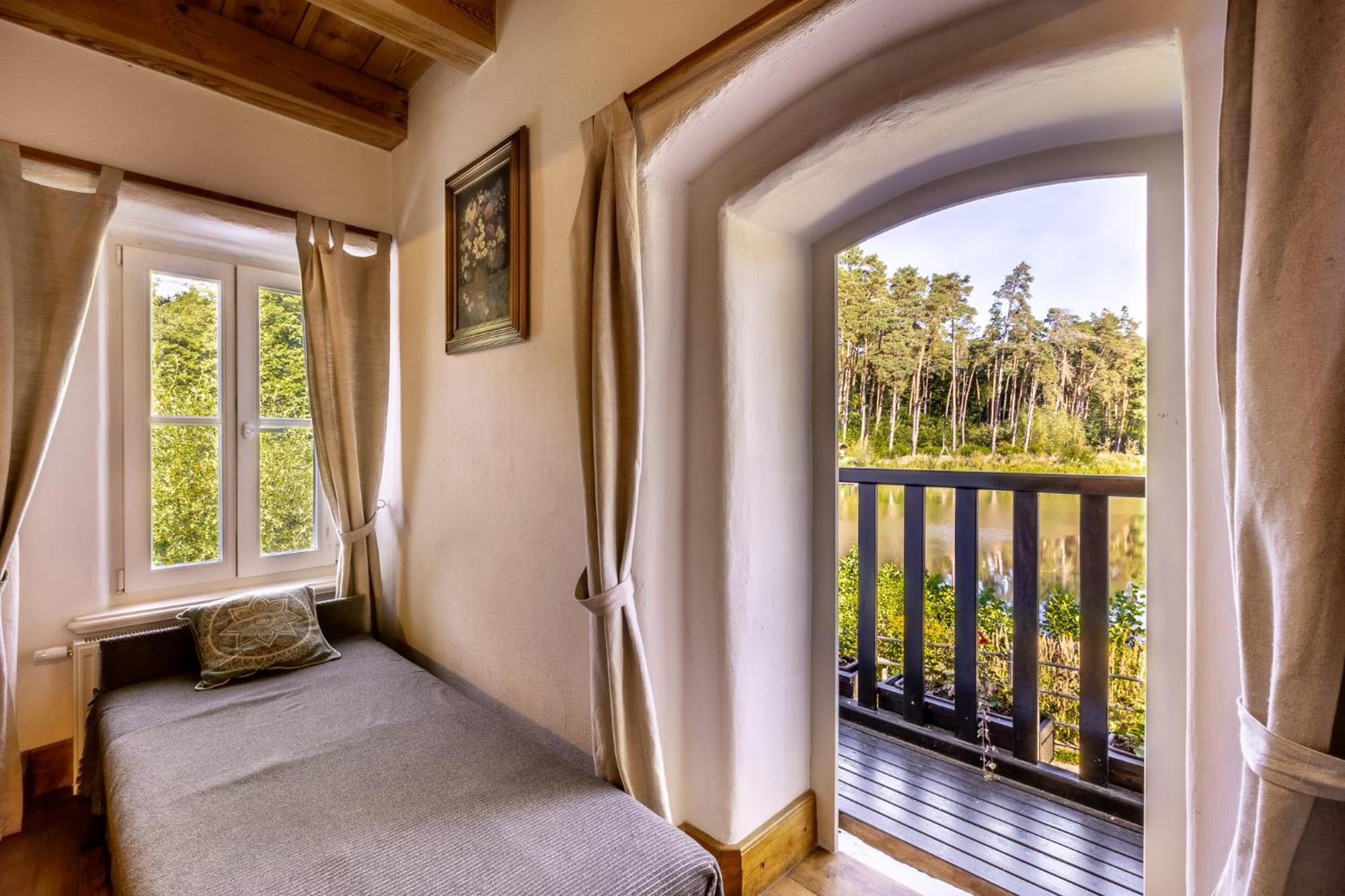 Gosciniec Pod Zajacem Bed & Breakfast Olesnica  Bagian luar foto