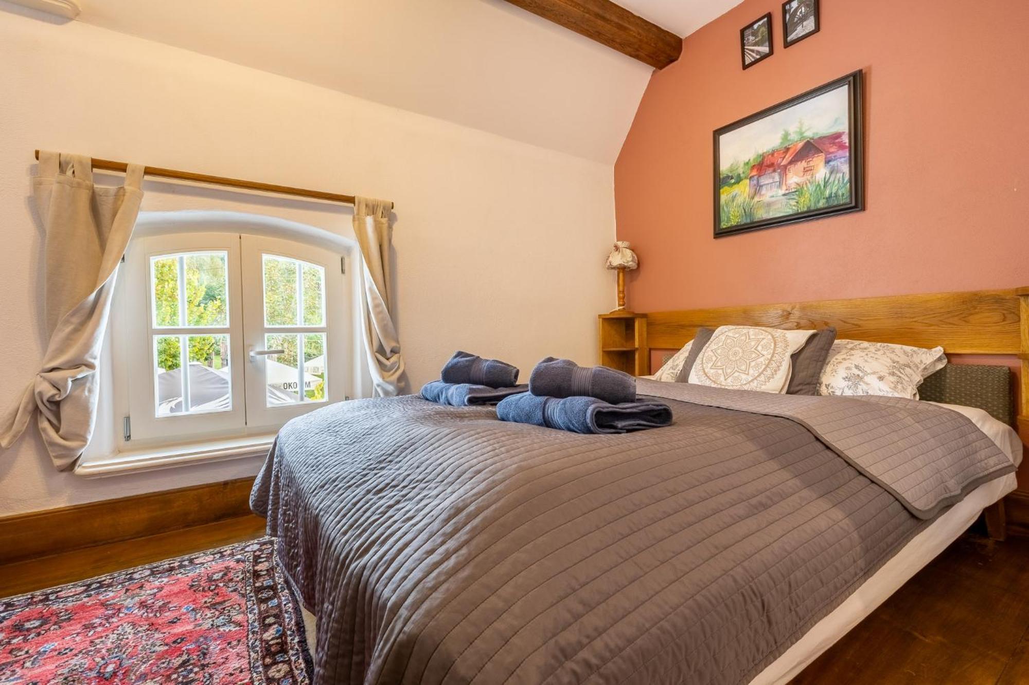 Gosciniec Pod Zajacem Bed & Breakfast Olesnica  Bagian luar foto