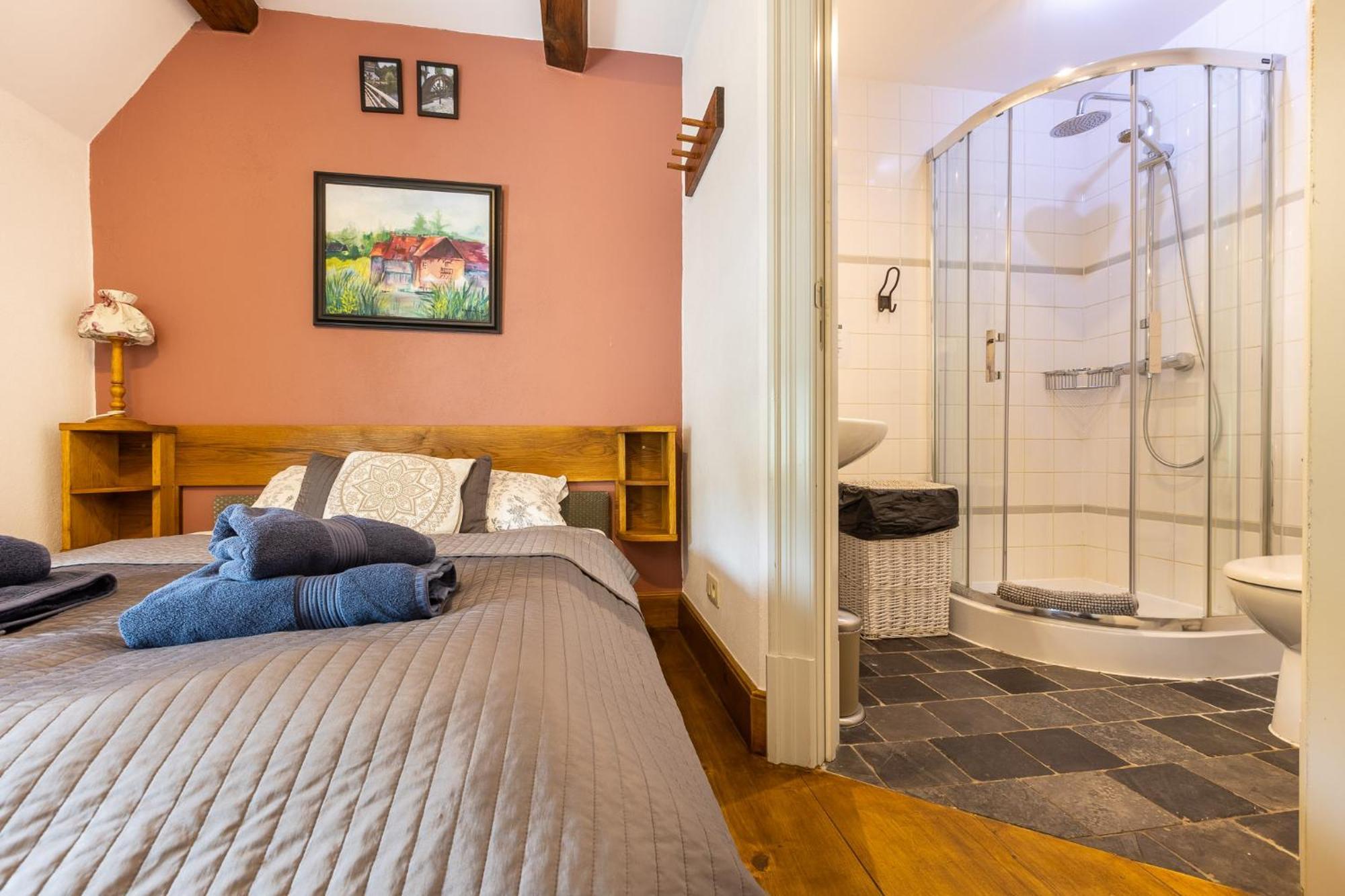 Gosciniec Pod Zajacem Bed & Breakfast Olesnica  Bagian luar foto