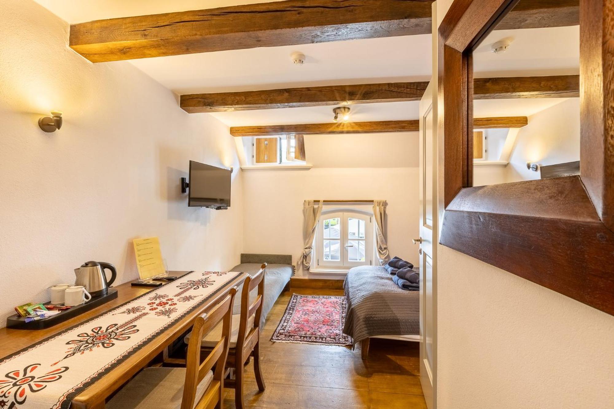 Gosciniec Pod Zajacem Bed & Breakfast Olesnica  Bagian luar foto