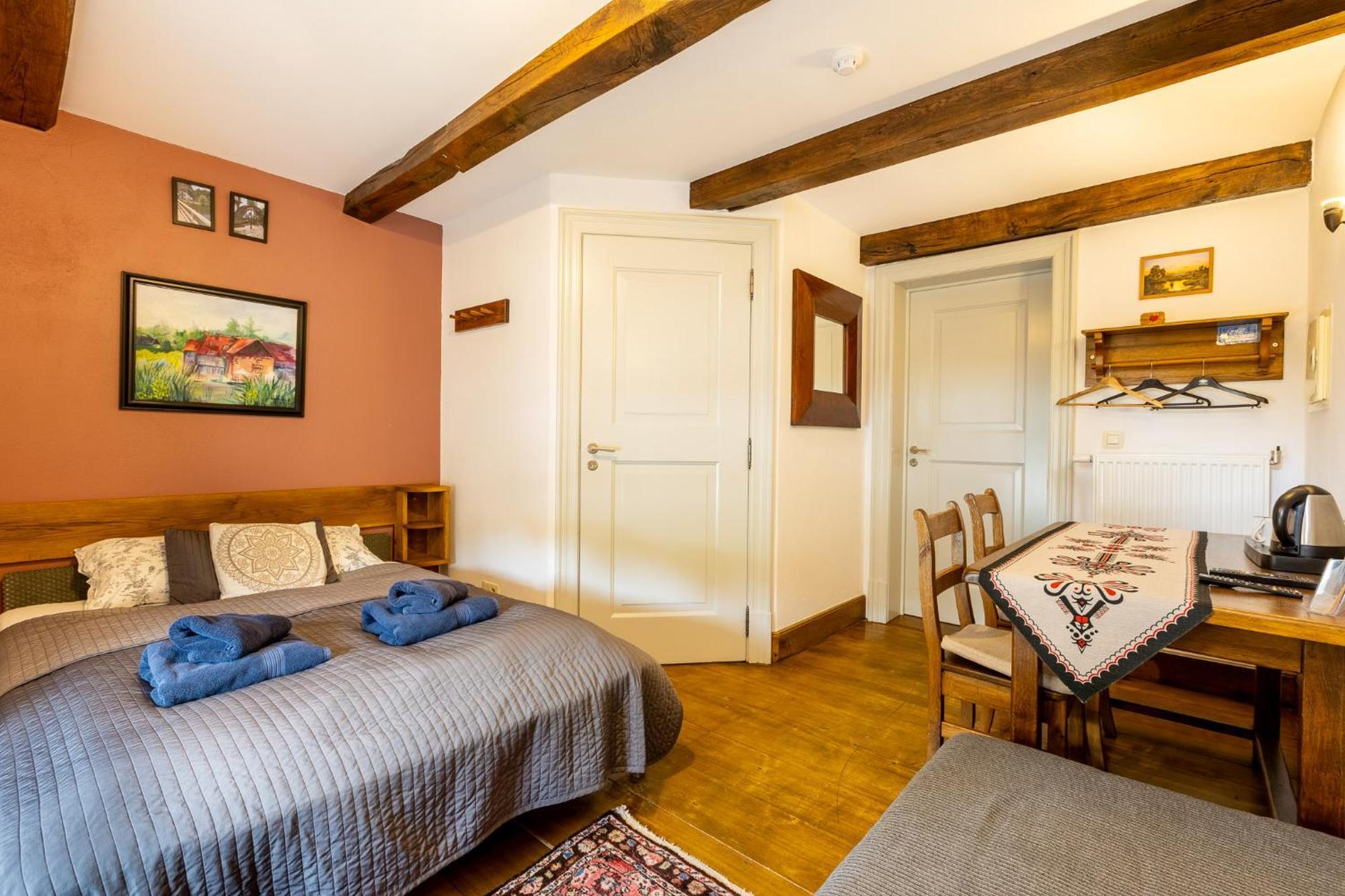 Gosciniec Pod Zajacem Bed & Breakfast Olesnica  Bagian luar foto