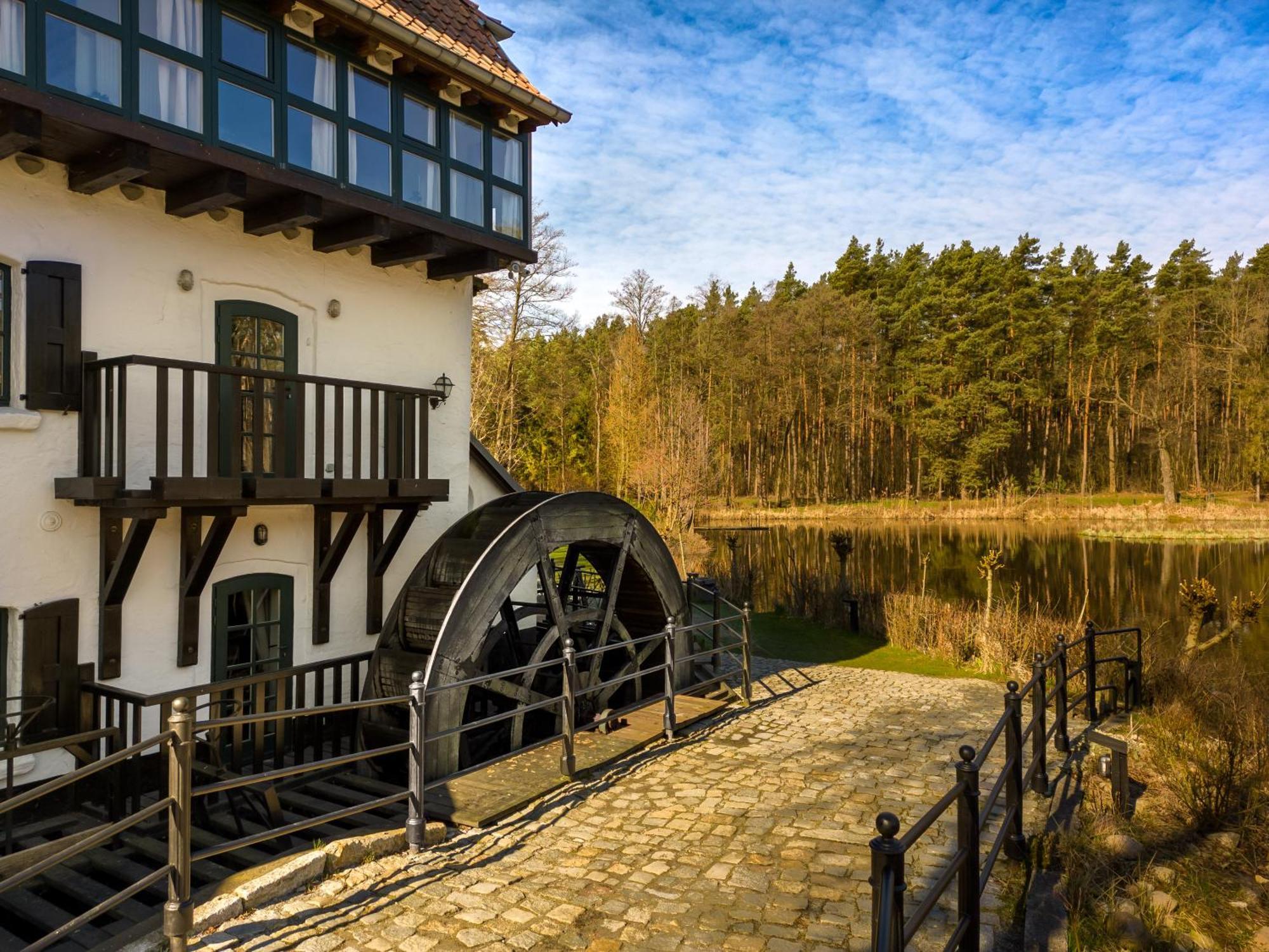 Gosciniec Pod Zajacem Bed & Breakfast Olesnica  Bagian luar foto